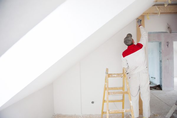 construction-worker-is-painting-the-wall-in-new-ho-2025-10-01-23-53-47-utc